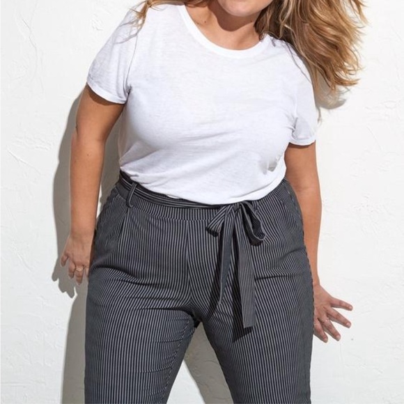 Pull-On Taper Stretch Crepe
High-Rise Tie-Front Pant - Picture 6 of 7